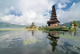 Danau Beratan Bedugul Bali: Destinasi Wisata Alam Terpopuler