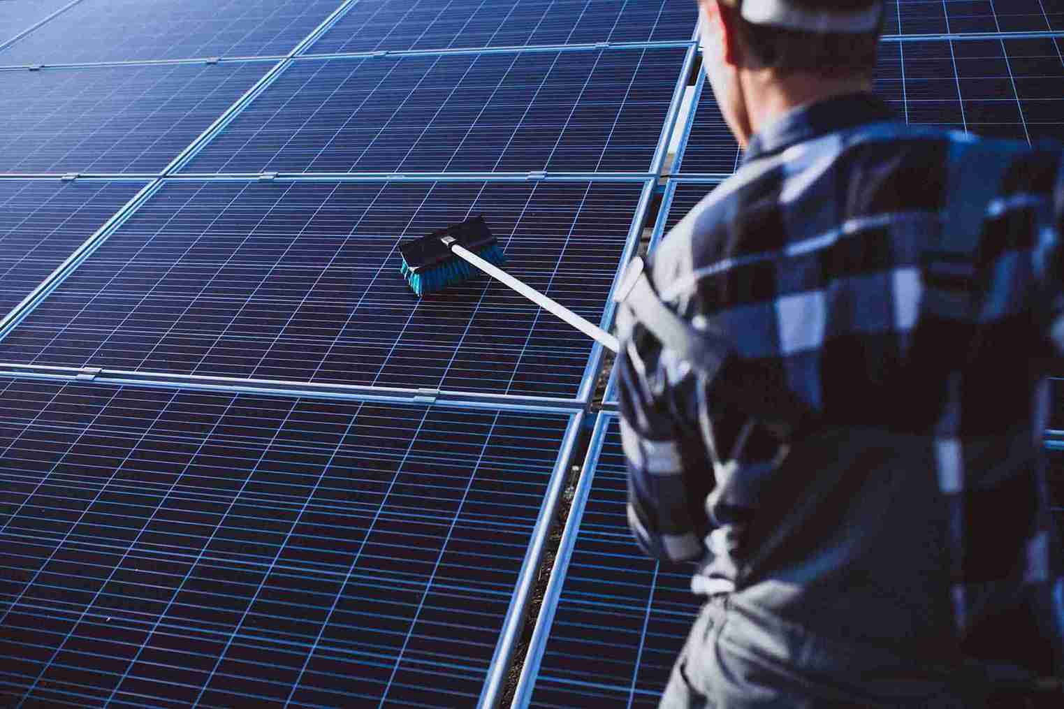 af man-worker-firld-by-solar-panels
