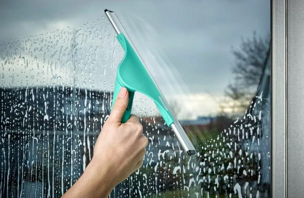 Streak-Free Every Time: The Right Way to Use Glass Cleaner at Home (Fay Glass Cleaner Guide)
